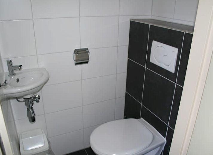 Vakantiehuis F 647 in De Cocksdorp, Texel, biedt een charmante buitenkant met een groene tuin, ideaal voor ontspanning op de Waddeneilanden.