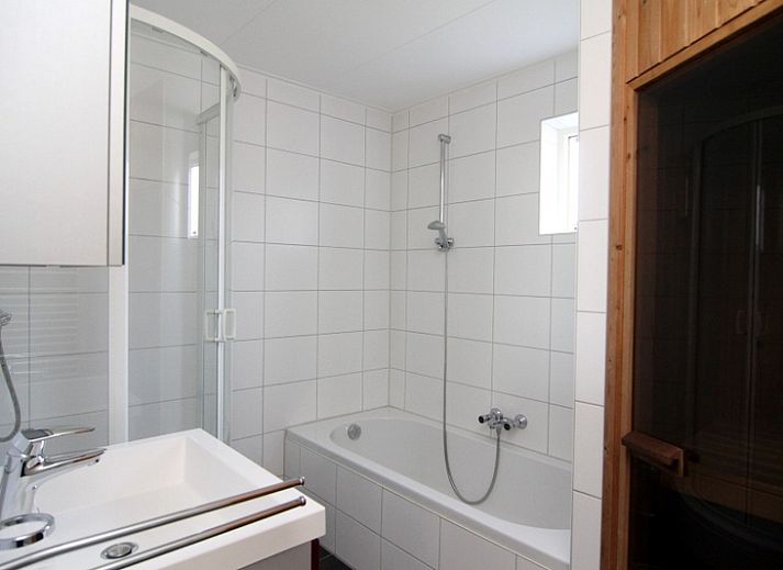 Vakantiehuis F 647 in De Cocksdorp, Texel, biedt een charmante buitenkant met een groene tuin, ideaal voor ontspanning op de Waddeneilanden.