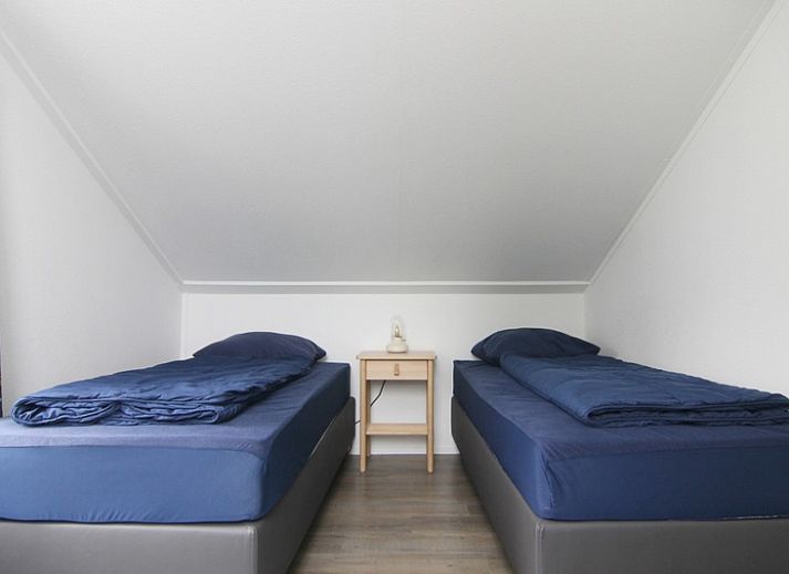 Vakantiehuis F 647 in De Cocksdorp, Texel, biedt een serene buitenkant met groene tuin en weelderige natuur, ideaal voor ontspanning op de Waddeneilanden.