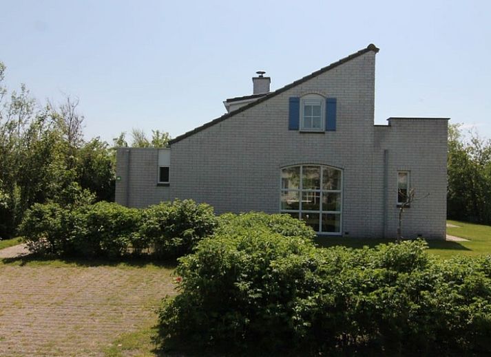 Vakantiehuis F 691 in De Cocksdorp, Texel, biedt een serene omgeving met een charmante buitenkant en groene tuin op de Waddeneilanden.