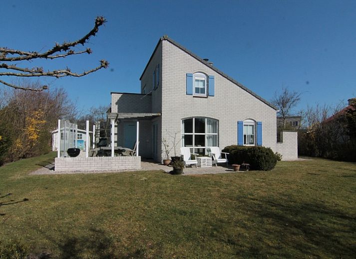 Vakantiehuis F 691 in De Cocksdorp, Texel, biedt een serene omgeving met een charmante buitenkant en groene tuin op de Waddeneilanden.