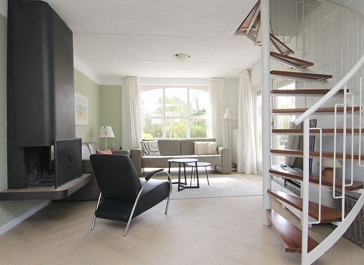 Vakantiehuis F 691 in De Cocksdorp, Texel, biedt een serene omgeving met een charmante buitenkant en groene tuin op de Waddeneilanden.