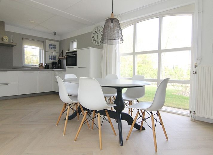 Vakantiehuis F 691 in De Cocksdorp, Texel, omgeven door groene natuur en rust, ideaal voor een ontspannen verblijf op de Waddeneilanden.