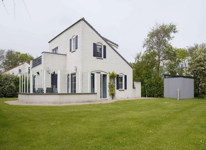 Vakantiehuis F 782 in De Cocksdorp op Texel biedt een charmante buitenkant met groene omgeving en ruime oprit voor een ontspannen verblijf.