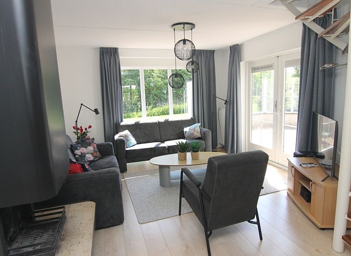 Vakantiehuis F 782 in De Cocksdorp op Texel biedt een charmante buitenkant met groene omgeving en ruime oprit voor een ontspannen verblijf.