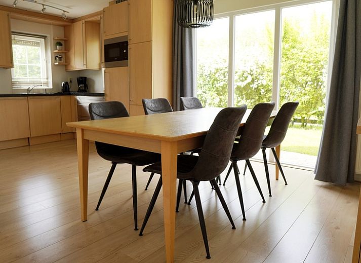 Vakantiehuis F 782 in De Cocksdorp, Texel, biedt een charmante buitenaanblik met een uitnodigende oprit en groene omgeving.