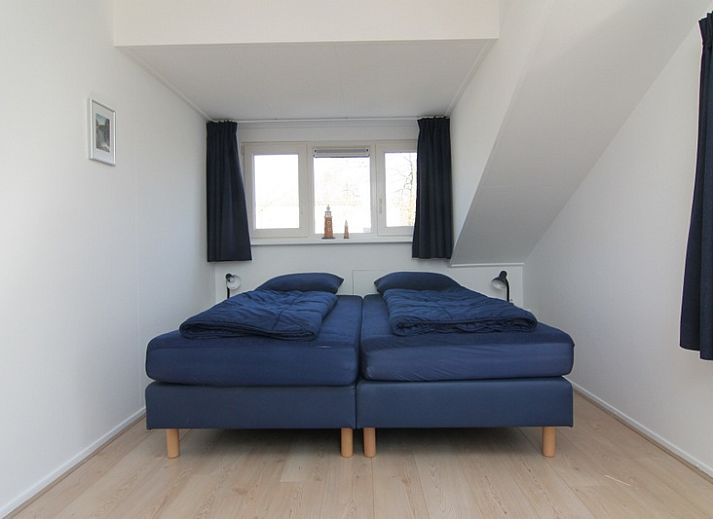 Vakantiehuis F 782 in De Cocksdorp, Texel, biedt een charmante buitenaanblik met een uitnodigende oprit en groene omgeving.