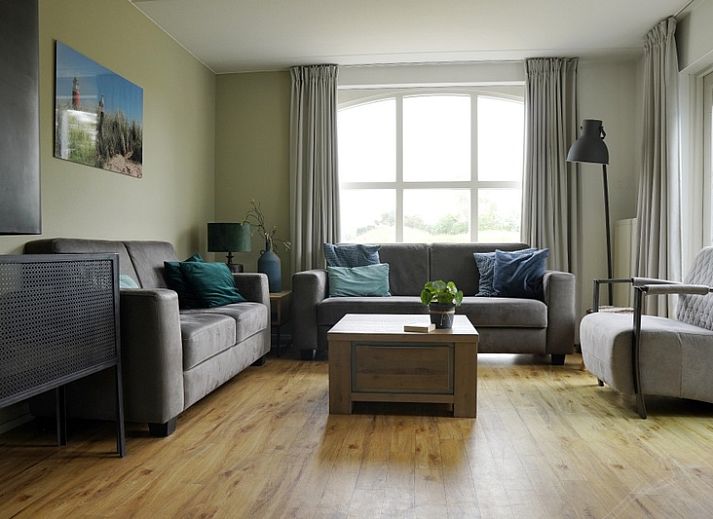 Das Ferienhaus F 675 in De Cocksdorp, Texel, bietet einen charmanten Aufenthalt auf den Watteninseln mit einem schoenen Aussenbereich und einer gruenen Umgebung.