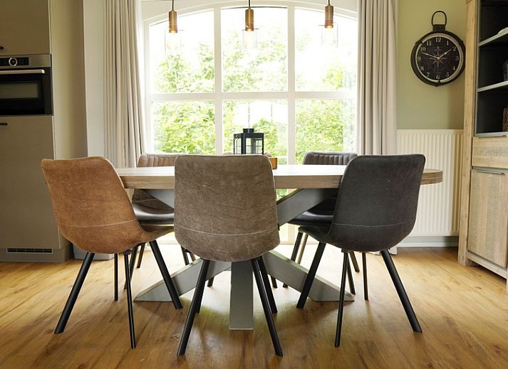 Das Ferienhaus F 675 in De Cocksdorp, Texel, bietet einen charmanten Aufenthalt auf den Watteninseln mit einem schoenen Aussenbereich und einer gruenen Umgebung.