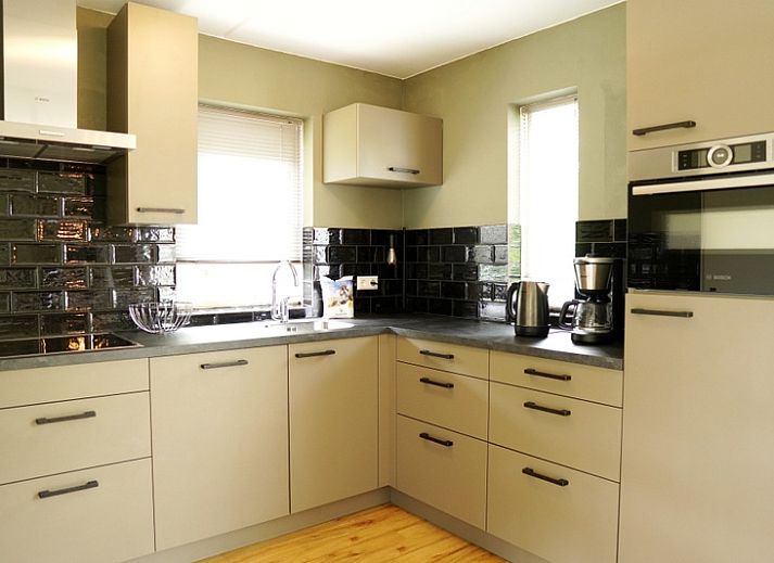 Das Ferienhaus F 675 in De Cocksdorp, Texel, bietet einen charmanten Aufenthalt auf den Watteninseln mit einem schoenen Aussenbereich und einer gruenen Umgebung.