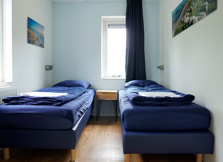 Das Ferienhaus F 675 in De Cocksdorp, Texel, bietet einen charmanten Aufenthalt auf den Watteninseln mit einem schoenen Aussenbereich und einer gruenen Umgebung.