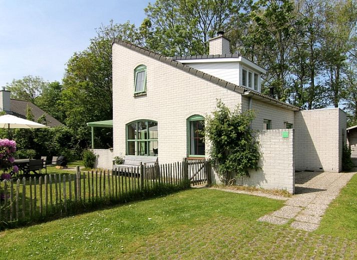 Das Ferienhaus F 789 in De Cocksdorp, Texel, bietet eine charmante Unterkunft mit gruenem Garten und Terrasse, ideal fuer einen entspannten Urlaub auf den Watteninseln.
