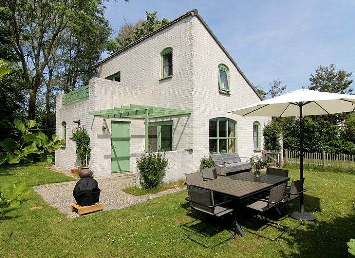 Das Ferienhaus F 789 in De Cocksdorp, Texel, bietet eine charmante Unterkunft mit gruenem Garten und Terrasse, ideal fuer einen entspannten Urlaub auf den Watteninseln.
