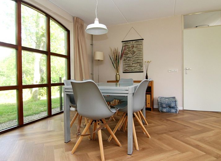 Das Ferienhaus F 789 in De Cocksdorp, Texel, bietet eine charmante Unterkunft im Freien mit einer Terrasse und gruener Umgebung auf den Watteninseln.