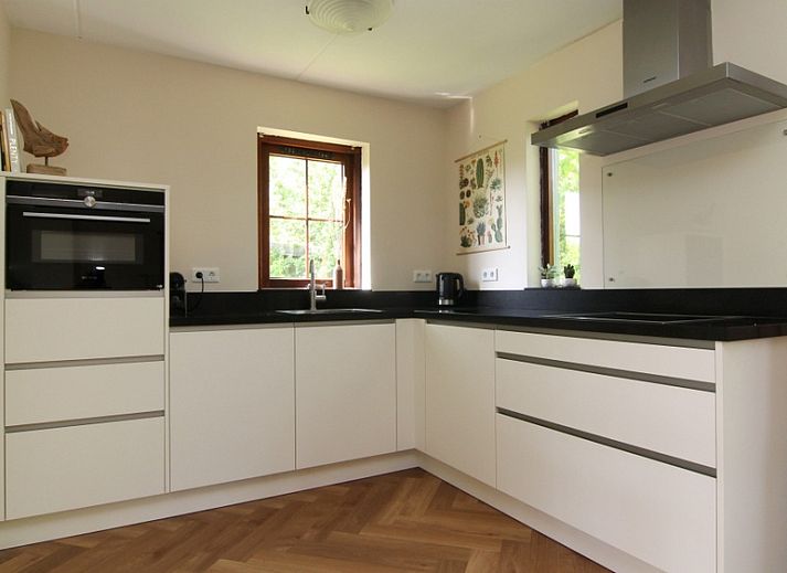 Das Ferienhaus F 789 in De Cocksdorp, Texel, bietet eine charmante Unterkunft im Freien mit einer Terrasse und gruener Umgebung auf den Watteninseln.