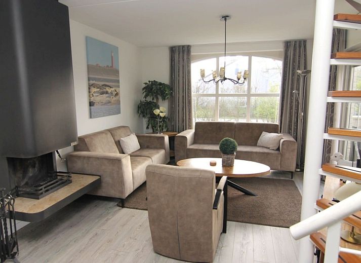 Vakantiehuis F 604 in De Cocksdorp, Texel, biedt een serene buitenomgeving met een betegeld pad en groene natuur rondom.