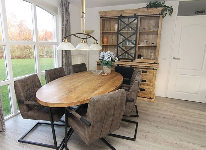 Vakantiehuis F 604 in De Cocksdorp, Texel, biedt een serene buitenomgeving met een betegeld pad en groene natuur rondom.