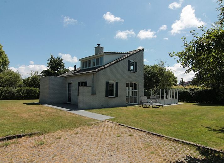 Vakantiehuis F 686 in De Cocksdorp, Texel biedt een serene tuin en terras voor ontspanning op de Waddeneilanden.