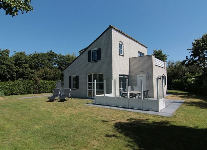 Vakantiehuis F 686 in De Cocksdorp, Texel biedt een serene tuin en terras voor ontspanning op de Waddeneilanden.