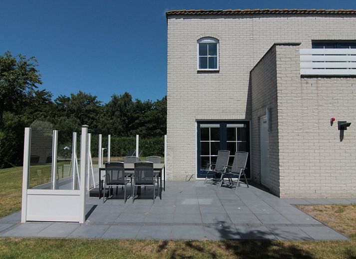 Vakantiehuis F 686 in De Cocksdorp, Texel biedt een serene tuin en terras voor ontspanning op de Waddeneilanden.