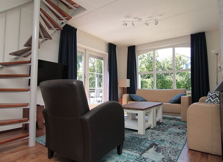 Vakantiehuis F 686 in De Cocksdorp, Texel biedt een serene tuin en terras voor ontspanning op de Waddeneilanden.