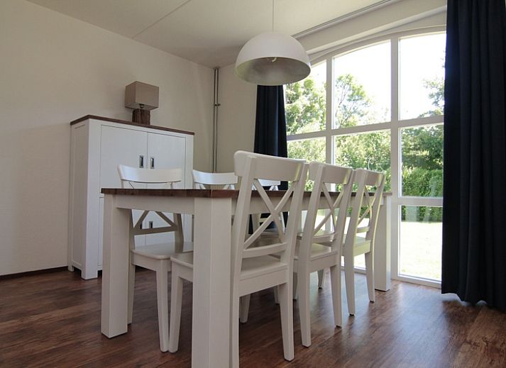 Vakantiehuis F 686 in De Cocksdorp, Texel biedt een serene tuin en terras, ideaal voor ontspanning op de Waddeneilanden.