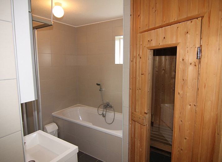 Vakantiehuis F 686 in De Cocksdorp, Texel biedt een serene tuin en terras, ideaal voor ontspanning op de Waddeneilanden.