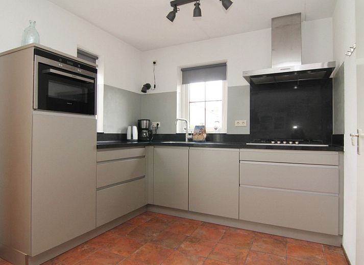 Vakantiehuis E 646 in De Cocksdorp, Texel, biedt een charmant verblijf met een zonnig terras en groene omgeving op de Waddeneilanden.