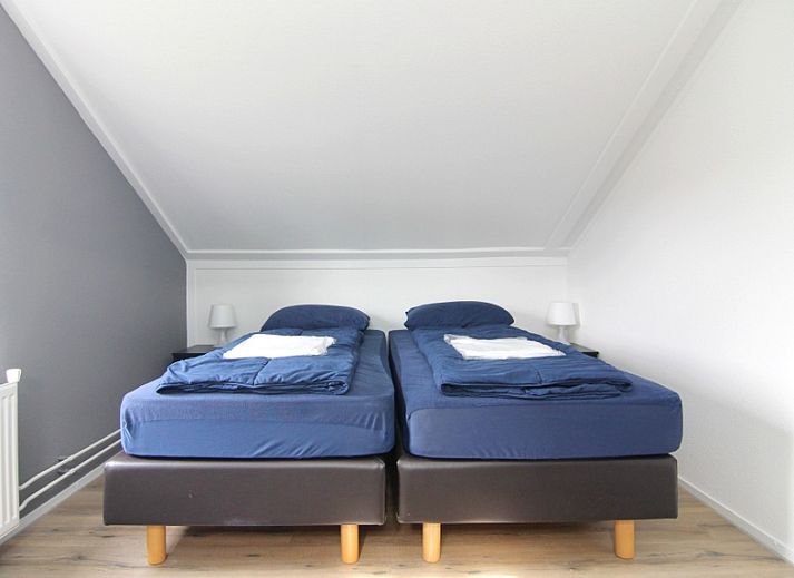 Lichte en ruime woonkamer van Vakantiehuis E 507 in De Cocksdorp, Texel. Gezellig interieur met uitzicht op de natuur van de Waddeneilanden.