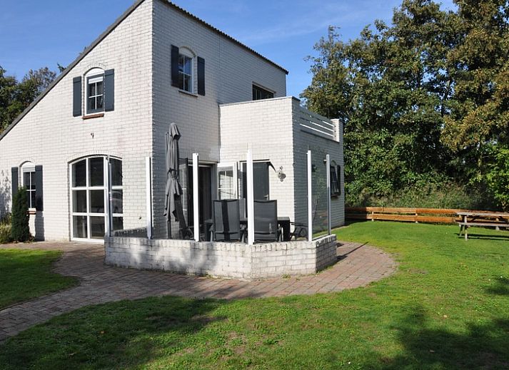 Das Ferienhaus F 778 in De Cocksdorp, Texel, bietet eine charmante Unterkunft im Freien mit einer Terrasse und gruener Umgebung auf den Watteninseln.