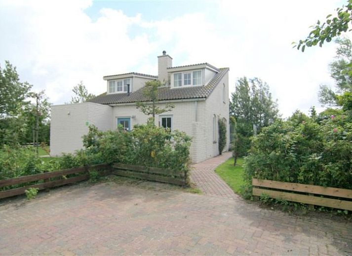 Vacation home F 681 in De Cocksdorp, Texel, surrounded by green nature and an inviting path to the front door.