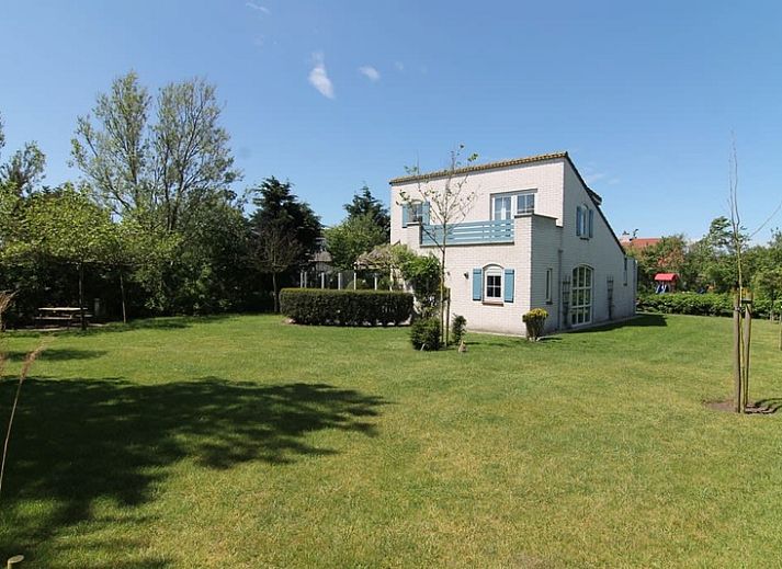 Vacation home F 681 in De Cocksdorp, Texel, surrounded by green nature and an inviting path to the front door.