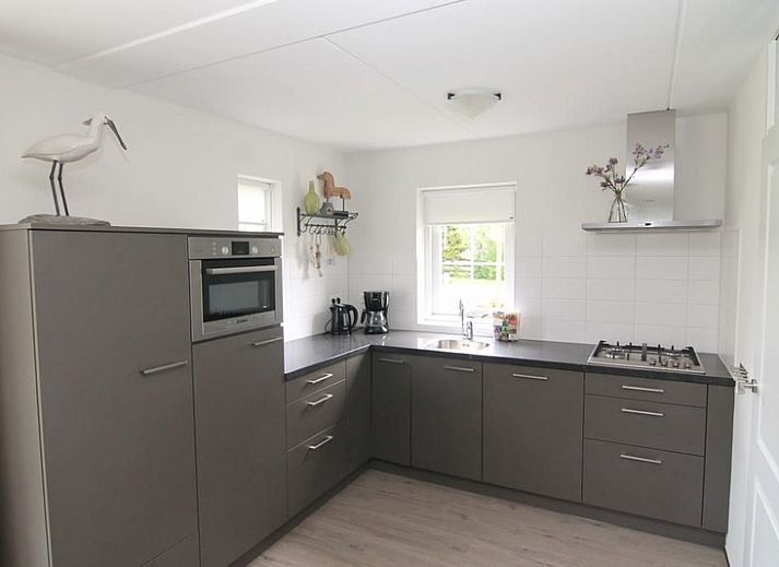 Vacation home F 681 in De Cocksdorp, Texel, surrounded by green nature and an inviting terrace, ideal for a relaxing stay on the Wadden Islands.