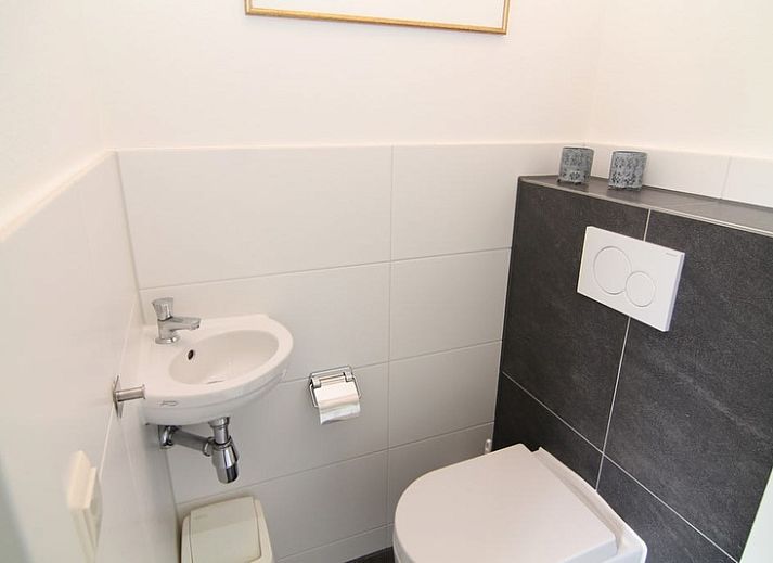 Vacation home F 681 in De Cocksdorp, Texel, surrounded by green nature and an inviting terrace, ideal for a relaxing stay on the Wadden Islands.