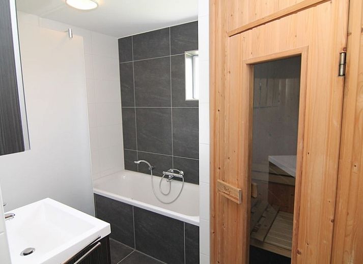 Vacation home F 681 in De Cocksdorp, Texel, surrounded by green nature and an inviting terrace, ideal for a relaxing stay on the Wadden Islands.