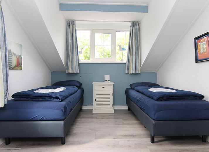 Vacation home F 681 in De Cocksdorp, Texel, surrounded by green nature and an inviting terrace, ideal for a relaxing stay on the Wadden Islands.