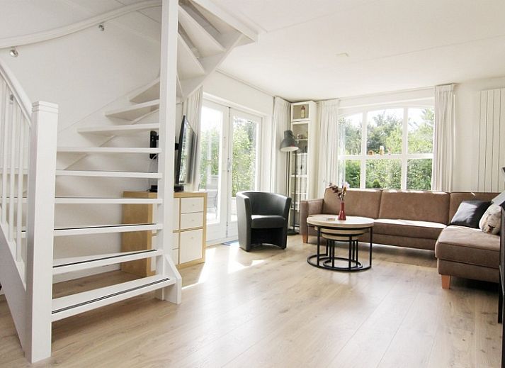 Vakantiehuis F 759 in De Cocksdorp, Texel, biedt een serene buitenruimte met een charmante gevel en omringende natuur op de Waddeneilanden.