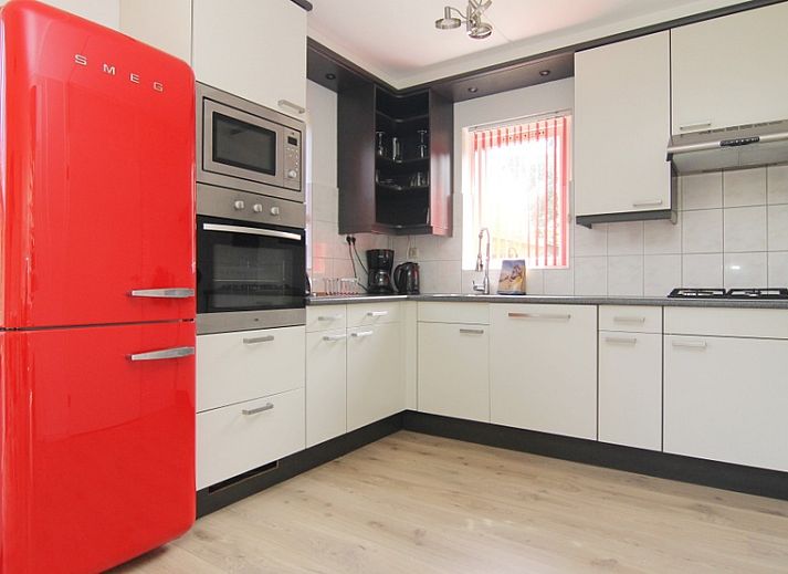 Vakantiehuis F 759 in De Cocksdorp, Texel biedt een charmante buitenkant met zonnig terras en groene omgeving op de Waddeneilanden.