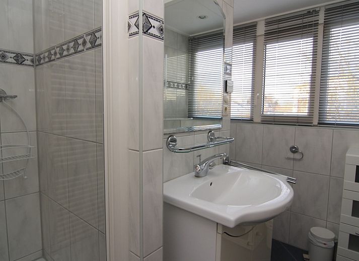 Geniet van de serene tuin en het ruime terras bij Vakantiehuis F 759 in De Cocksdorp, Texel, ideaal voor ontspannen buitenmaaltijden.