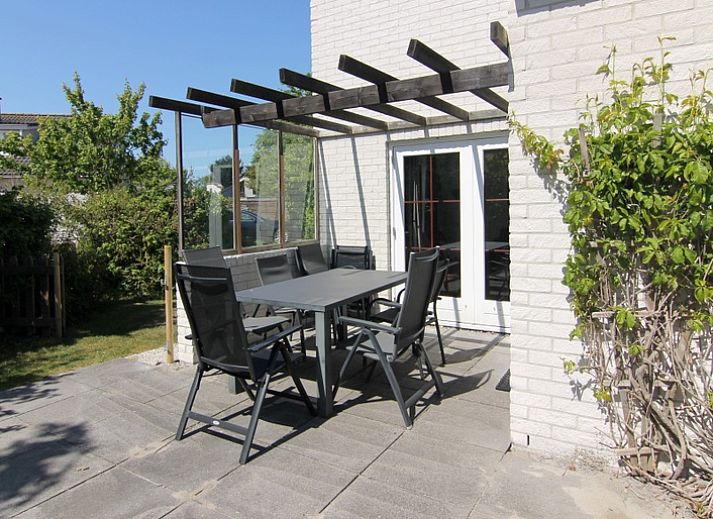 Vakantiehuis E 413 in De Cocksdorp, Texel, biedt een charmant exterieur op de Waddeneilanden, ideaal voor een ontspannen verblijf.