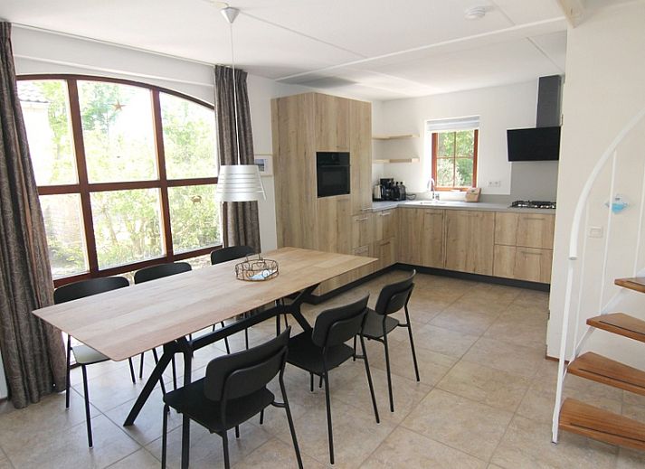 Vakantiehuis E 413 in De Cocksdorp, Texel, biedt een charmante buitenkant met een zonnig terras op de Waddeneilanden.