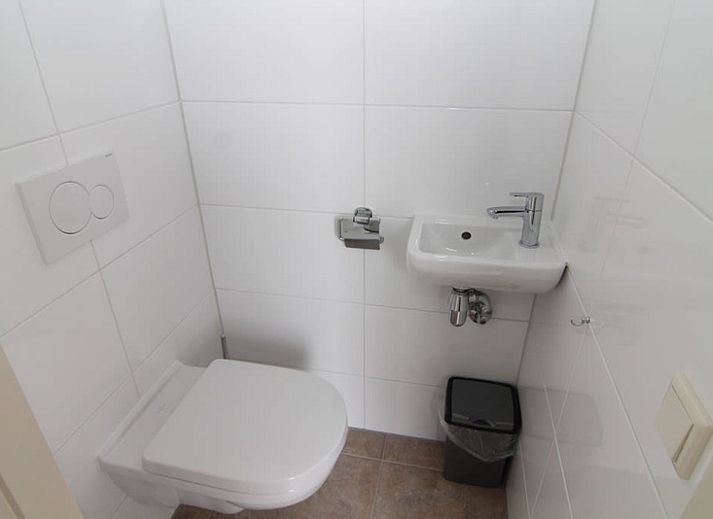 Vakantiehuis E 413 in De Cocksdorp, Texel, biedt een charmante buitenkant met een zonnig terras op de Waddeneilanden.