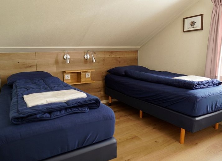 Zonnig terras met moderne meubels bij Vakantiehuis E 413 in De Cocksdorp, Texel, ideaal vakantiehuis op de Waddeneilanden.