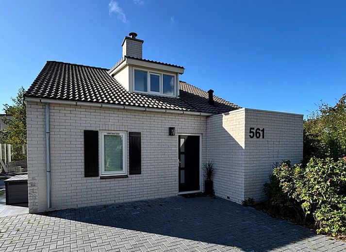 Das Ferienhaus F 561 in De Cocksdorp, Texel, bietet ein charmantes Aeusseres mit moderner Architektur auf den Watteninseln.