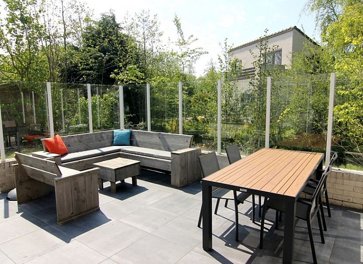 Das Ferienhaus F 561 in De Cocksdorp, Texel, bietet ein charmantes Aeusseres mit moderner Architektur auf den Watteninseln.