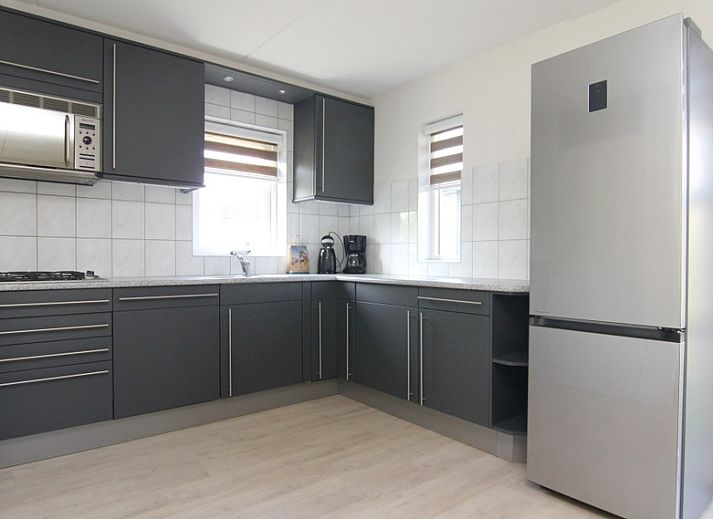 Ferienhaus F 561 in De Cocksdorp, Texel, schoene weisse Fassade mit moderner Ausstrahlung, ideal fuer einen erholsamen Aufenthalt auf den Watteninseln.