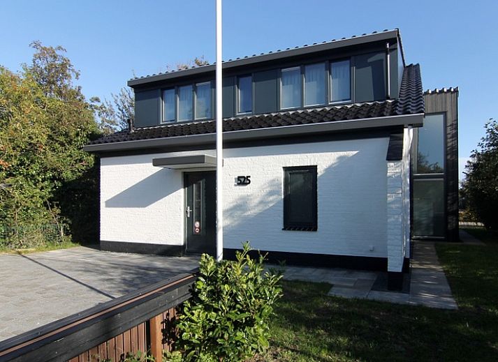 Vacation home E 525 in De Cocksdorp, Texel, offers a modern exterior and peaceful setting on the Wadden Islands.