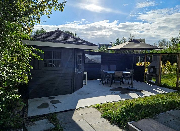 Vacation home E 525 in De Cocksdorp, Texel, offers a modern exterior and peaceful setting on the Wadden Islands.