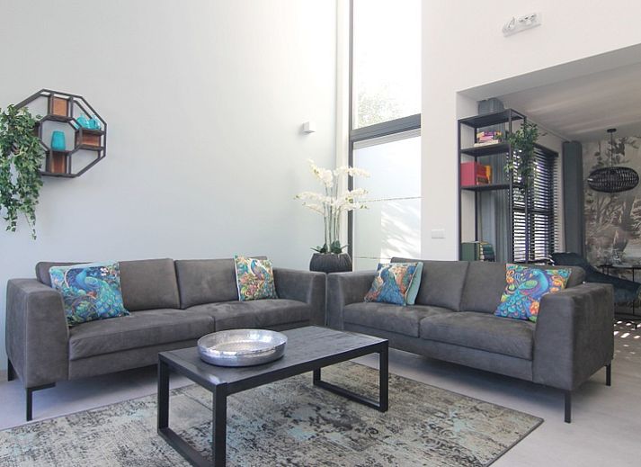 Vacation home E 525 in De Cocksdorp, Texel, offers a modern exterior and peaceful setting on the Wadden Islands.