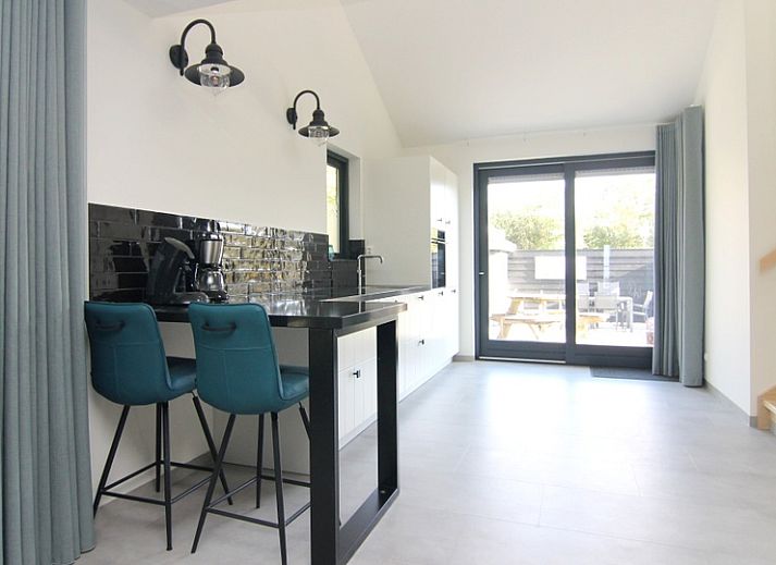 Vacation home E 525 in De Cocksdorp, Texel, offers a modern exterior with spacious garden, ideal for a relaxing stay on the Wadden Islands.